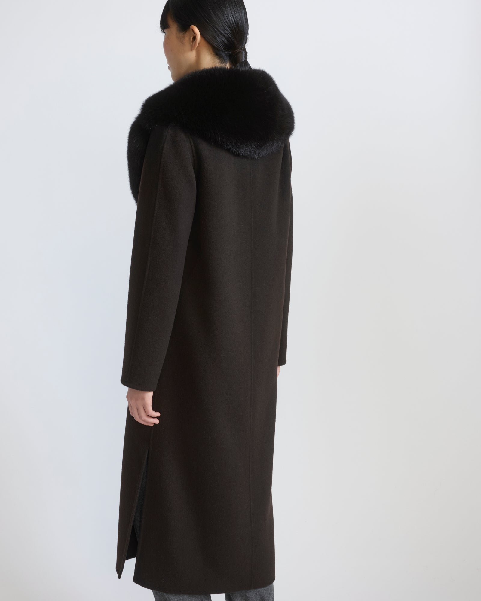 Manteau ceinturé en lainage cachemire avec col en fourrure de renard