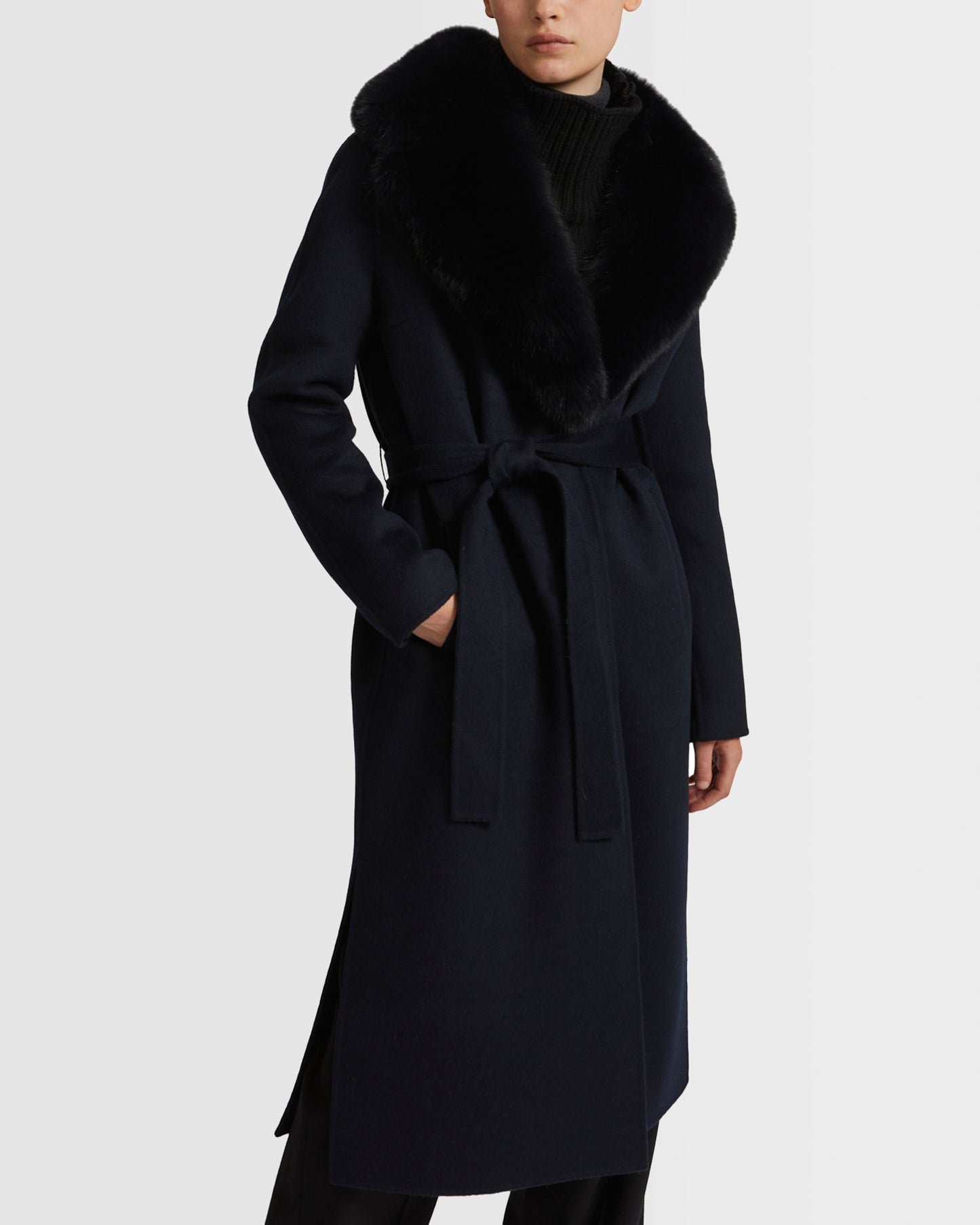 Manteau ceinturé en lainage cachemire avec col en fourrure de renard