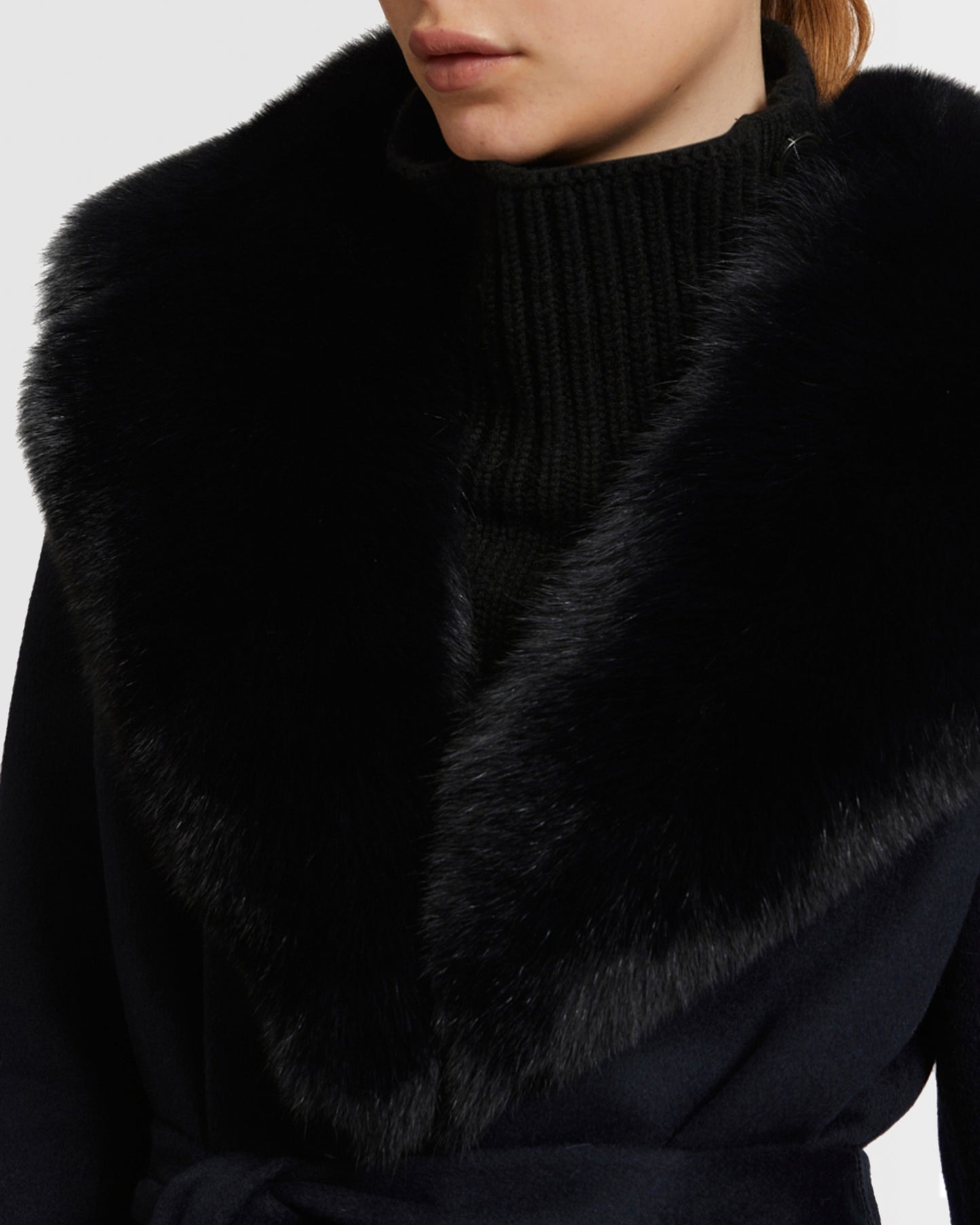 Manteau ceinturé en lainage cachemire avec col en fourrure de renard