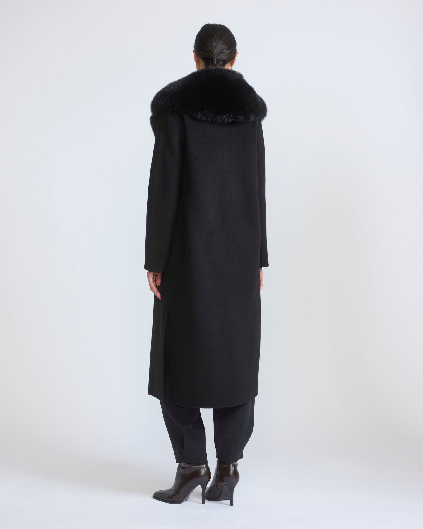Manteau ceinturé en lainage cachemire avec col en fourrure de renard