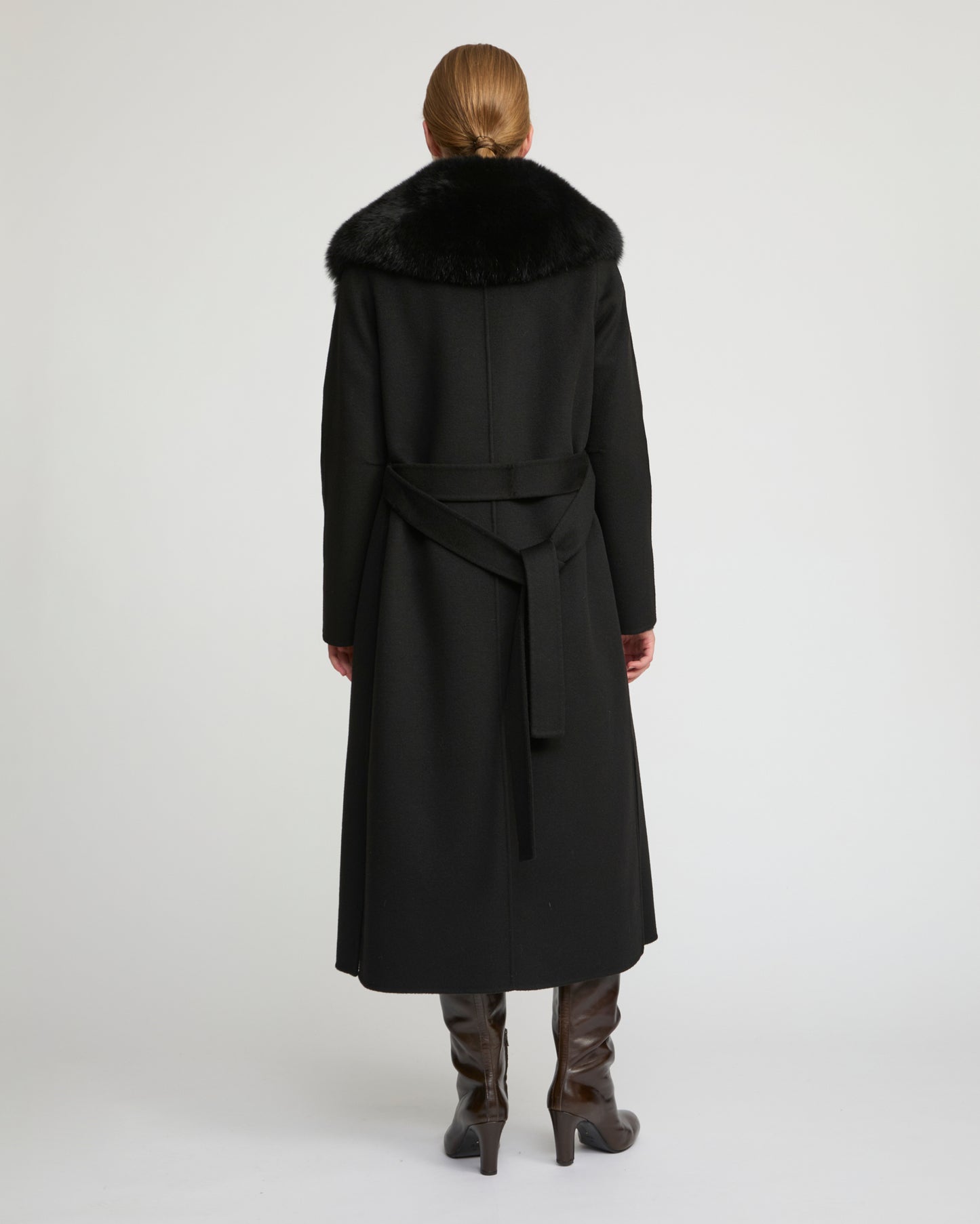 Manteau ceinturé en lainage cachemire avec col en fourrure de renard -Yves Salomon