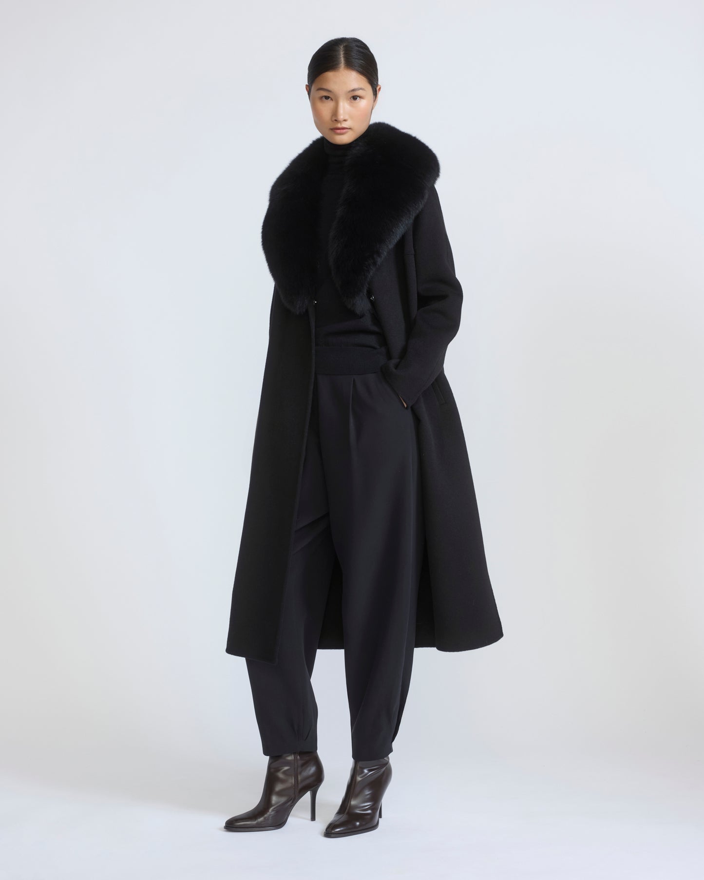 Manteau ceinturé en lainage cachemire avec col en fourrure de renard