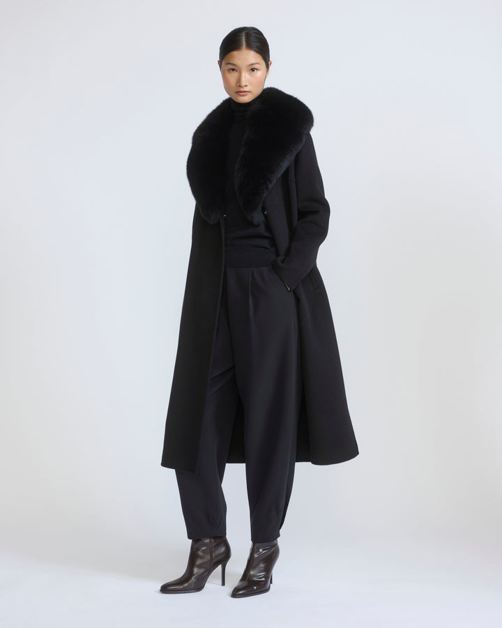 Manteau ceinturé en lainage cachemire avec col en fourrure de renard