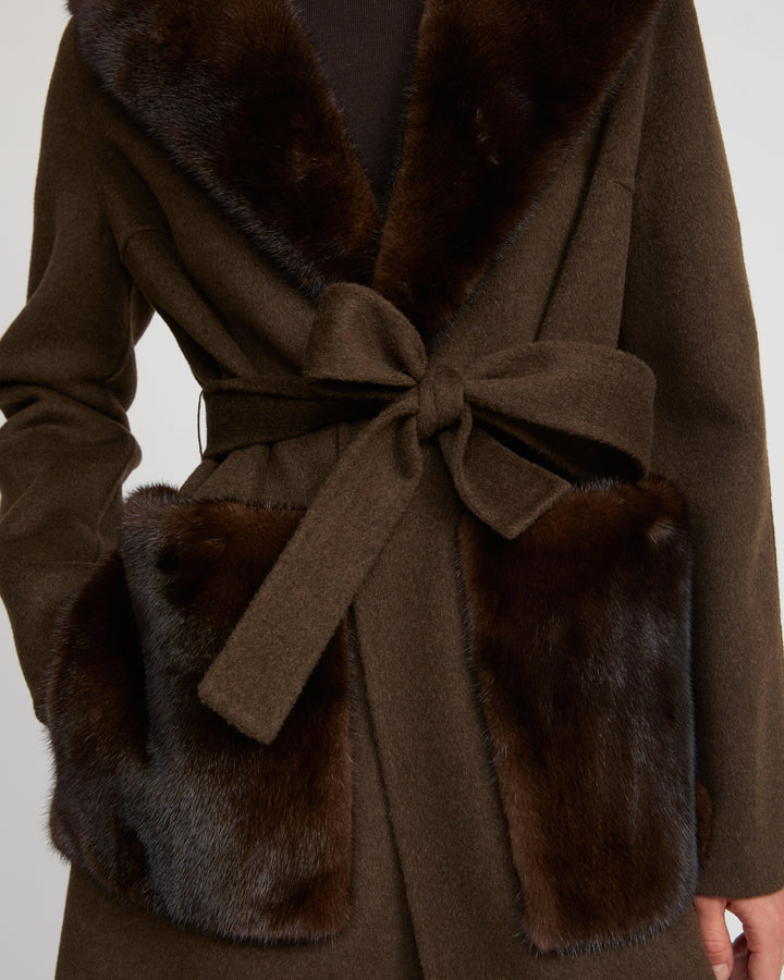Manteau ceinturé en lainage cachemire avec col et sur-poches en fourrure de vison