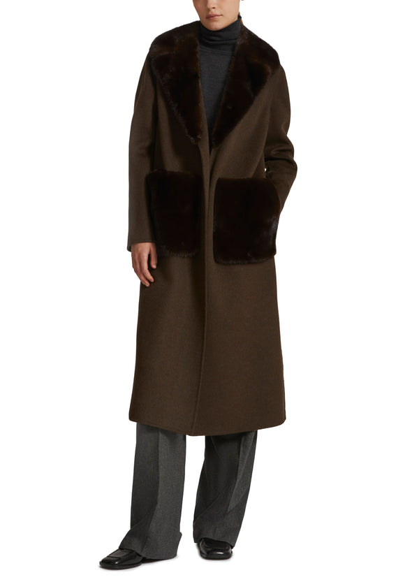 Manteau ceinturé en lainage cachemire avec col et sur-poches en vison