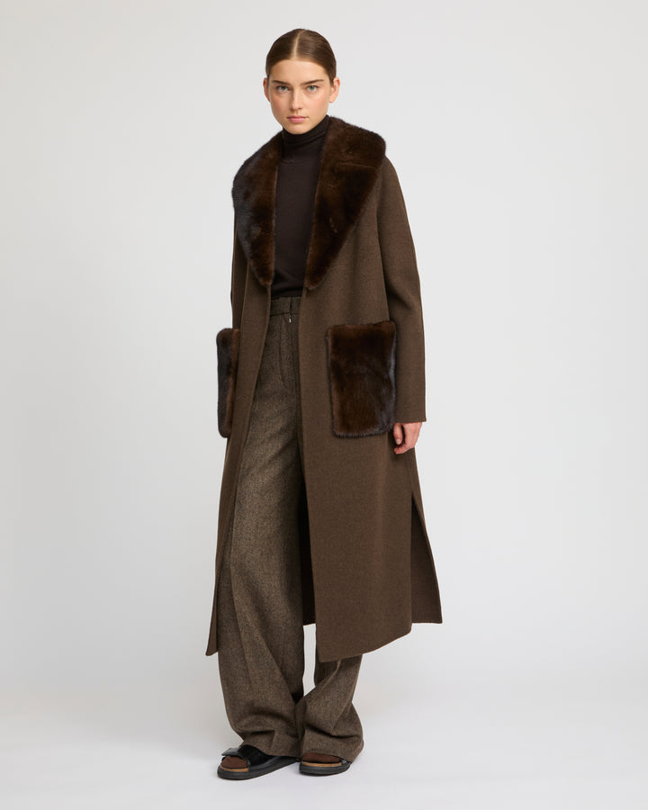 Manteau ceinturé en lainage cachemire avec col et sur-poches en fourrure de vison