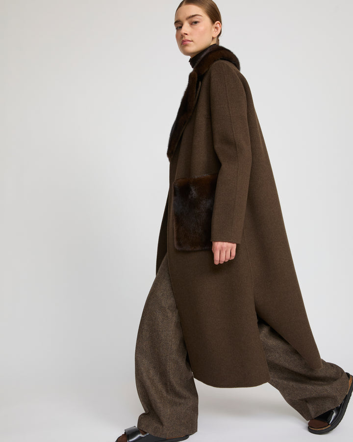 Manteau ceinturé en lainage cachemire avec col et sur-poches en fourrure de vison