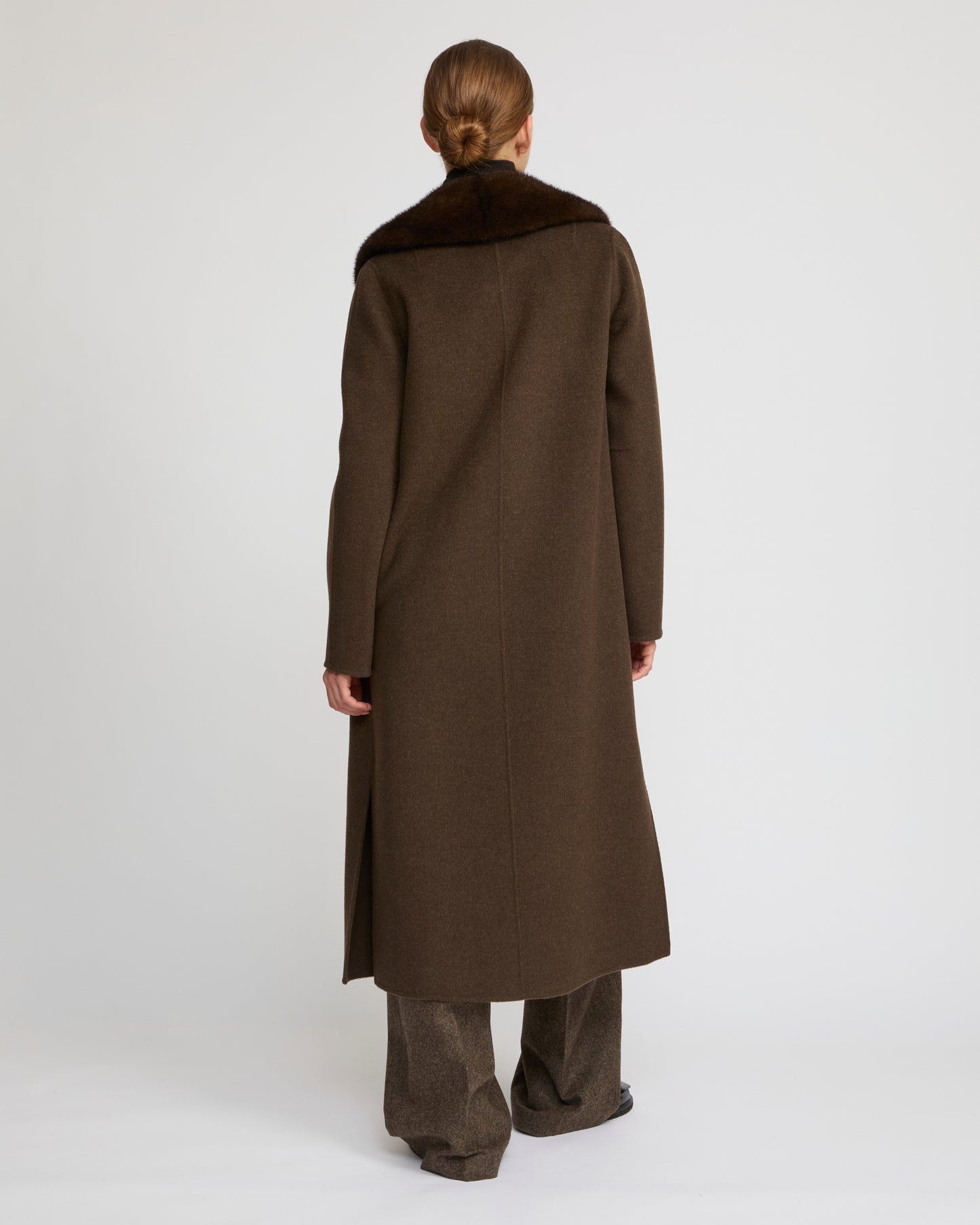 Manteau ceinturé en lainage cachemire avec col et sur-poches en fourrure de vison