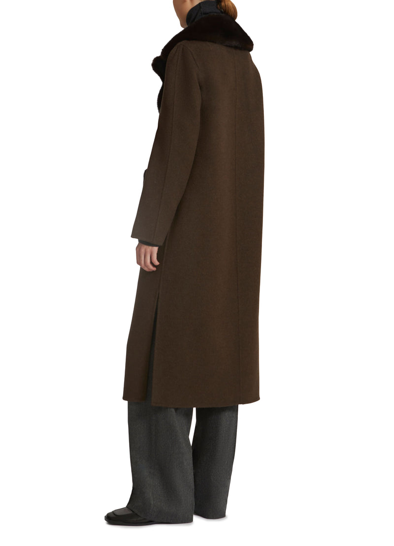 Manteau ceinturé en lainage cachemire avec col et sur-poches en vison