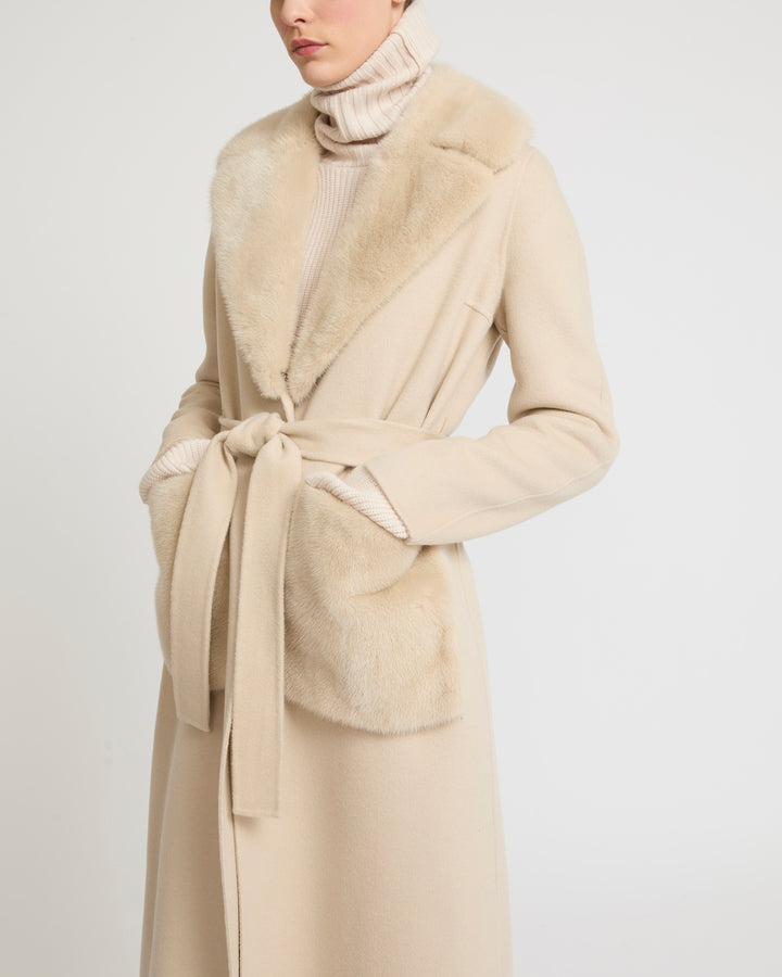 Manteau ceinturé en lainage cachemire avec col et sur-poches en fourrure de vison