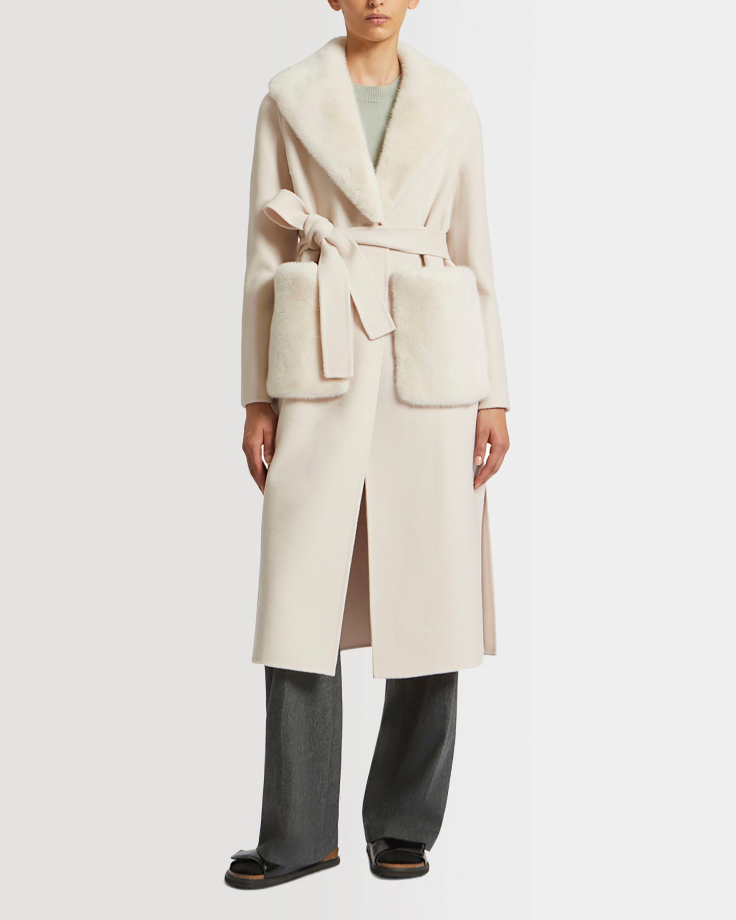 Manteau ceinturé en lainage cachemire avec col et sur-poches en fourrure de vison