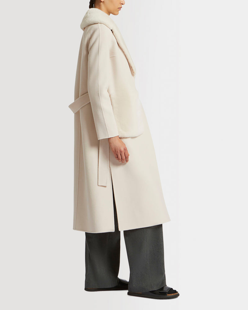 Manteau ceinturé en lainage cachemire avec col et sur-poches en fourrure de vison