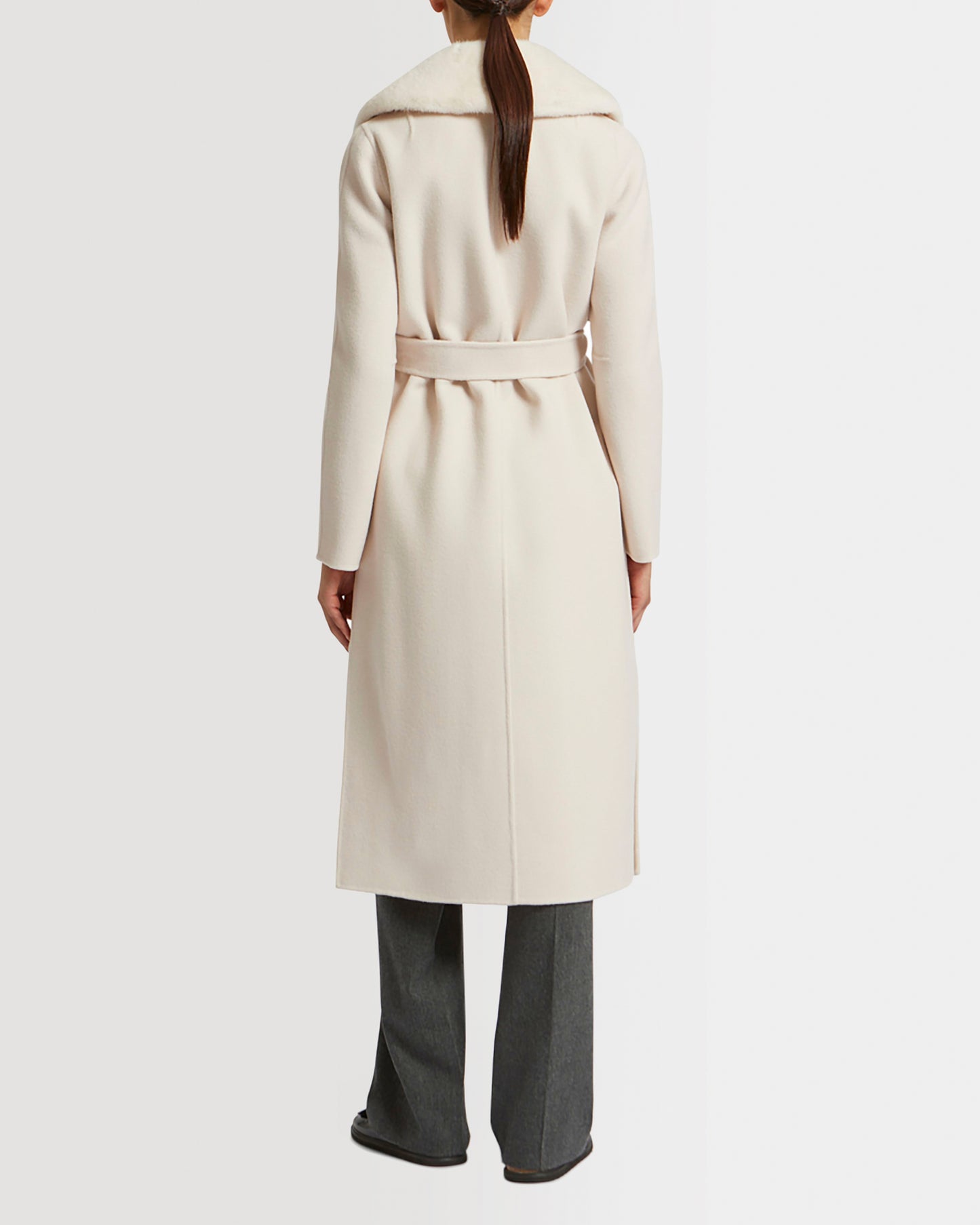 Manteau ceinturé en lainage cachemire avec col et sur-poches en fourrure de vison