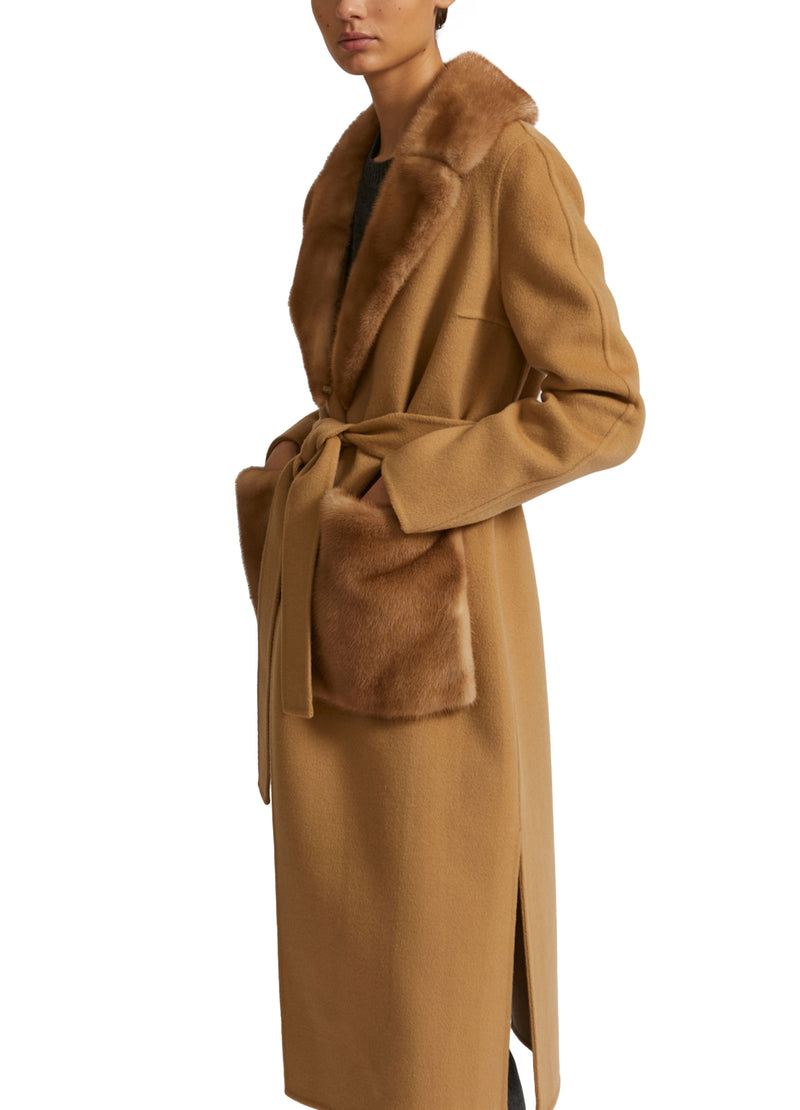 Manteau ceinturé en lainage cachemire avec col et sur-poches en vison