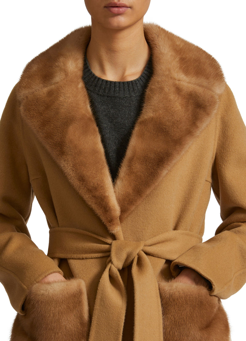 Manteau ceinturé en lainage cachemire avec col et sur-poches en vison