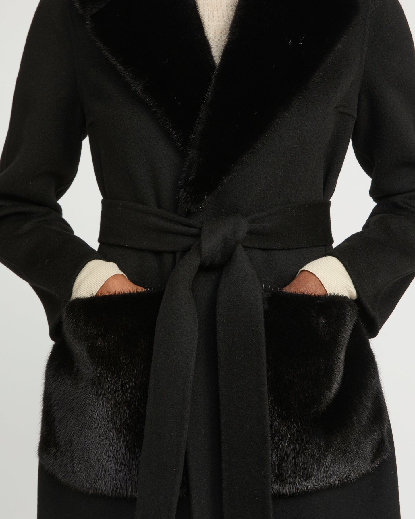 Belted coat in cashmere wool with mink fur collar and over-pockets