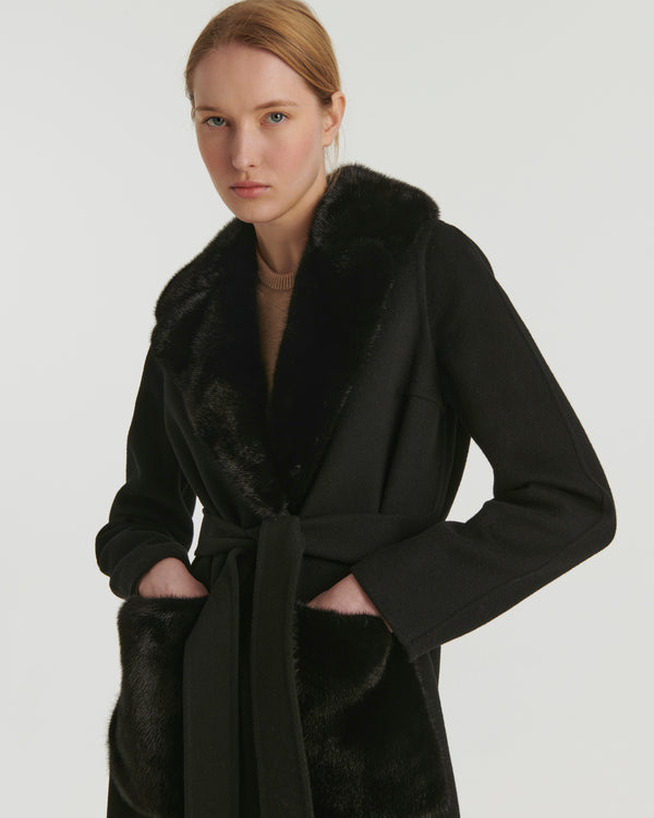 Manteau ceinturé en lainage cachemire avec col et sur-poches en vison