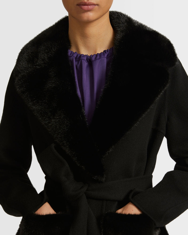 Manteau ceinturé en lainage cachemire avec col et sur-poches en fourrure de vison