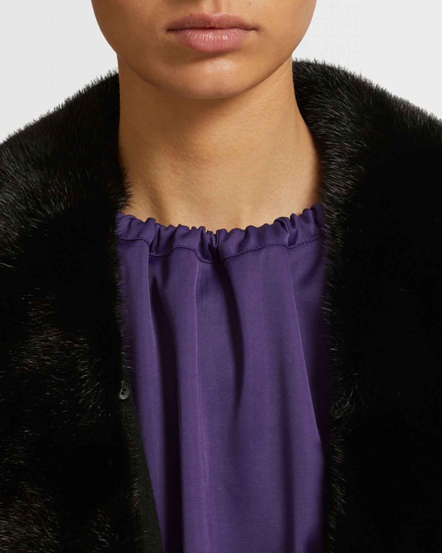 Manteau ceinturé en lainage cachemire avec col et sur-poches en fourrure de vison