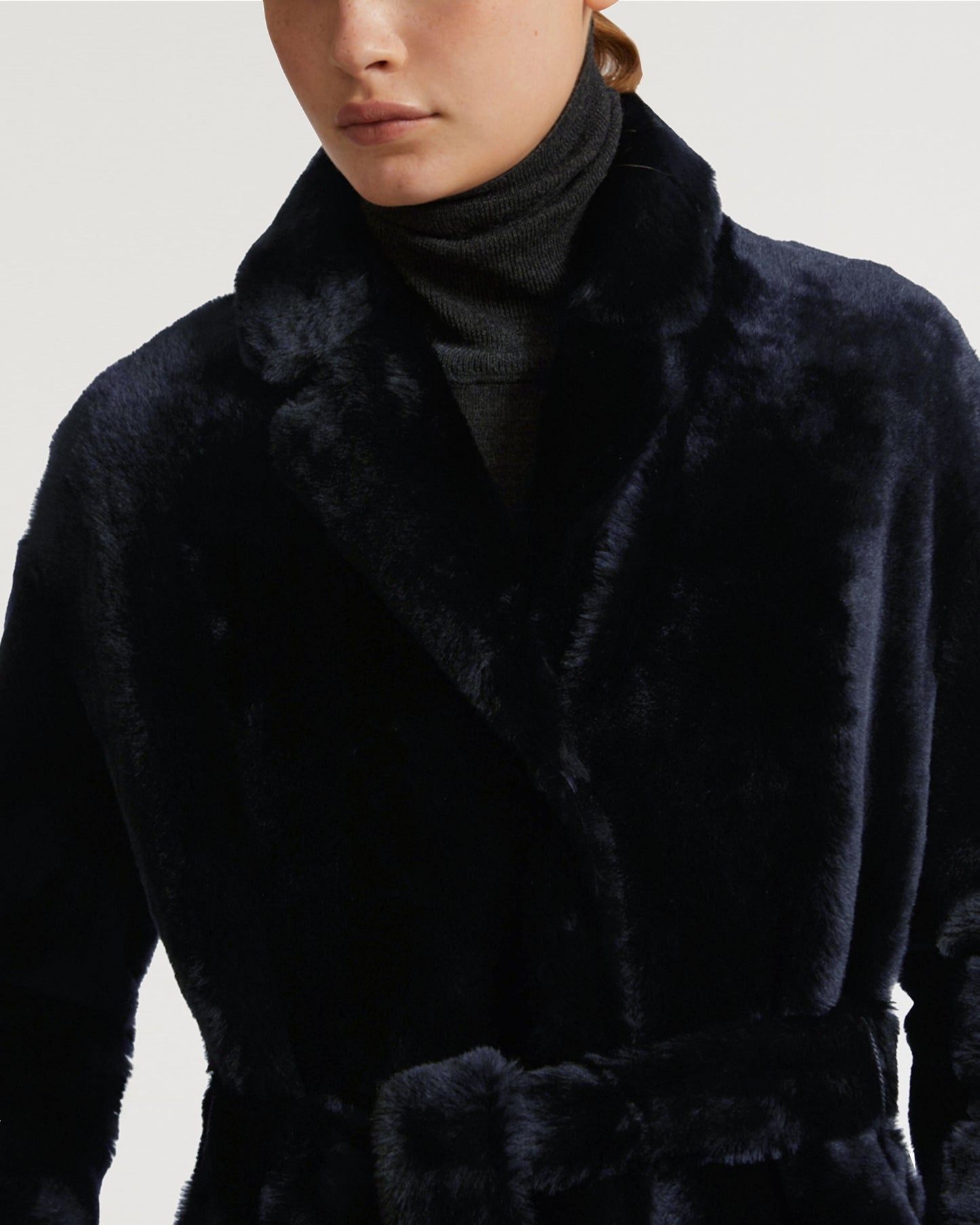 Manteau ceinturé en peau lainée