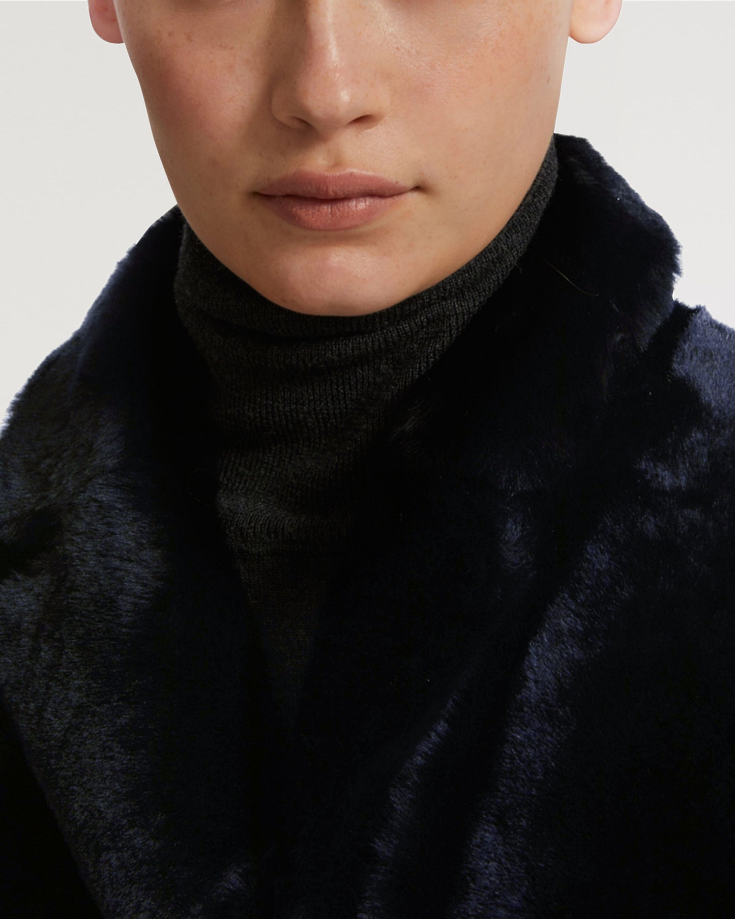 Manteau ceinturé en peau lainée