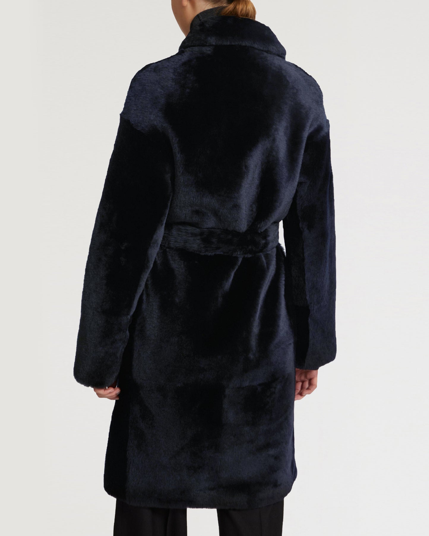 Manteau ceinturé en peau lainée