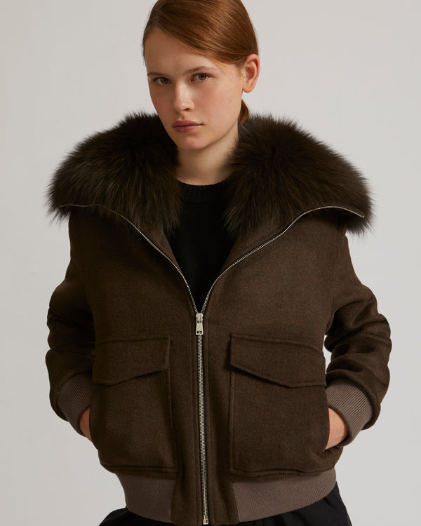 Veste courte en lainage cachemire avec col en renard