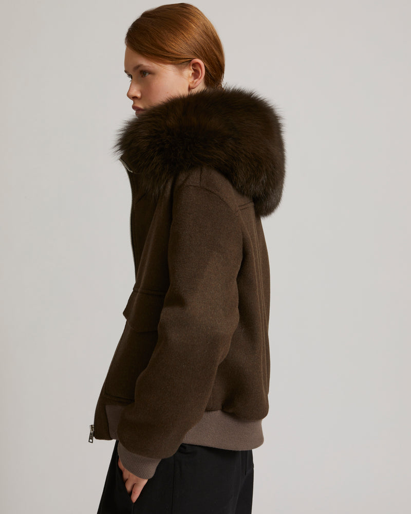 Veste courte en lainage cachemire avec col en renard