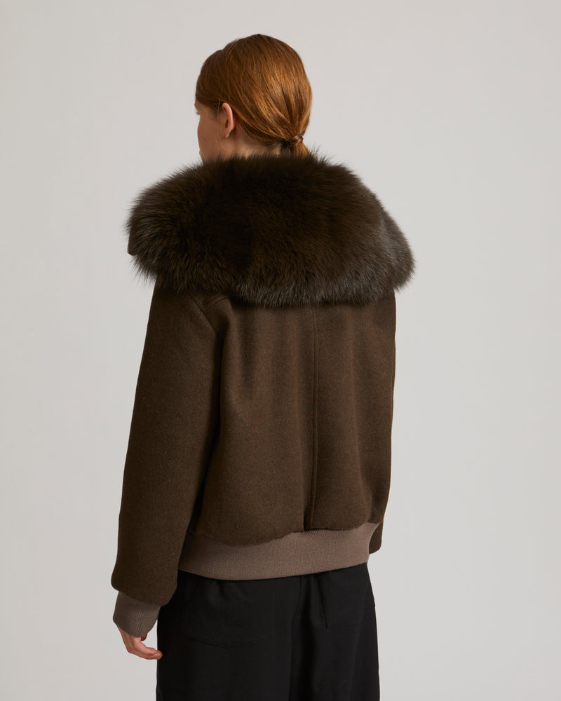 Veste courte en lainage cachemire avec col en renard