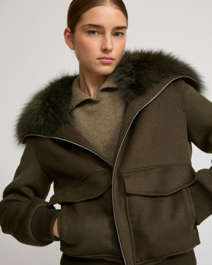 Veste courte en lainage cachemire avec col en fourrure de renard