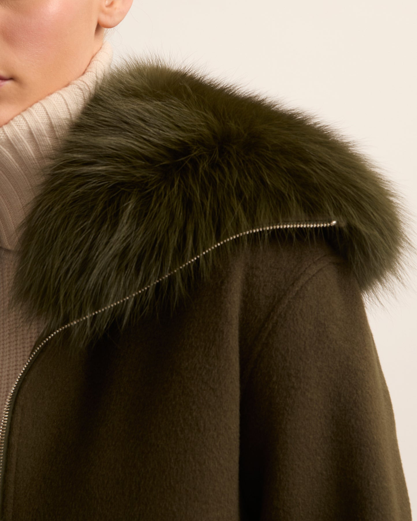 Veste courte en lainage cachemire avec col en fourrure de renard