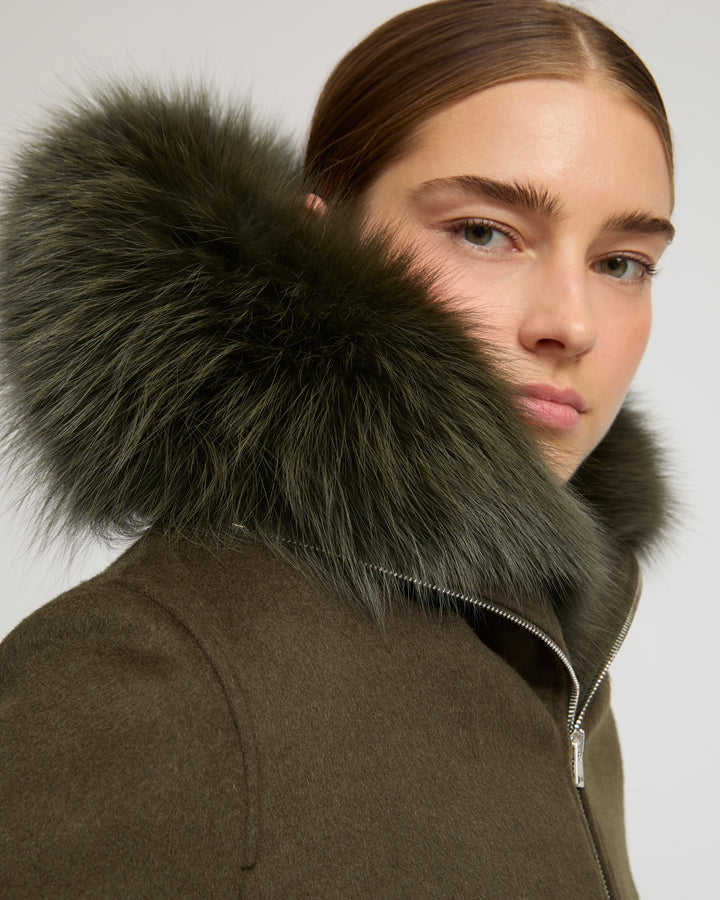 Veste courte en lainage cachemire avec col en fourrure de renard
