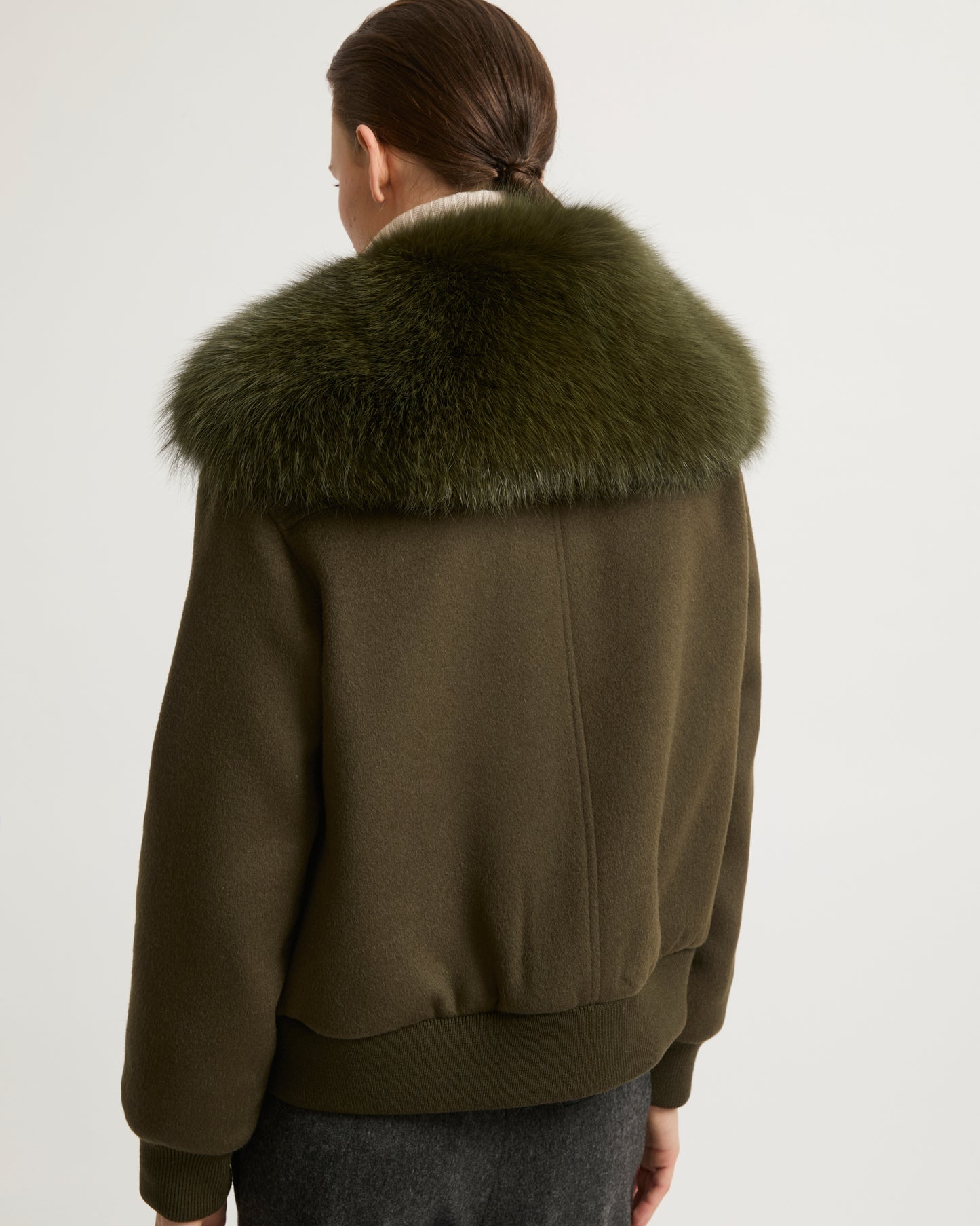 Veste courte en lainage cachemire avec col en fourrure de renard