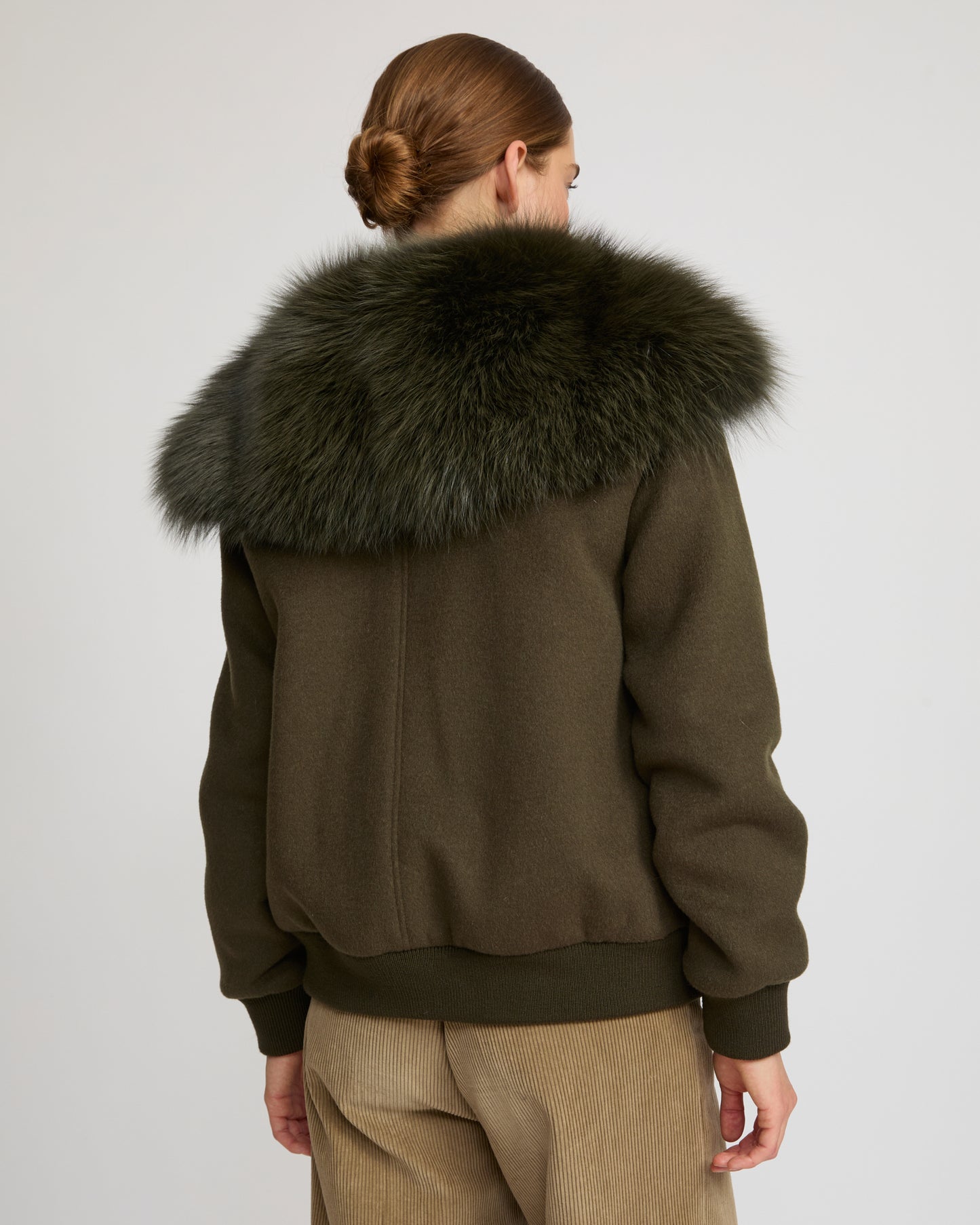 Veste courte en lainage cachemire avec col en fourrure de renard