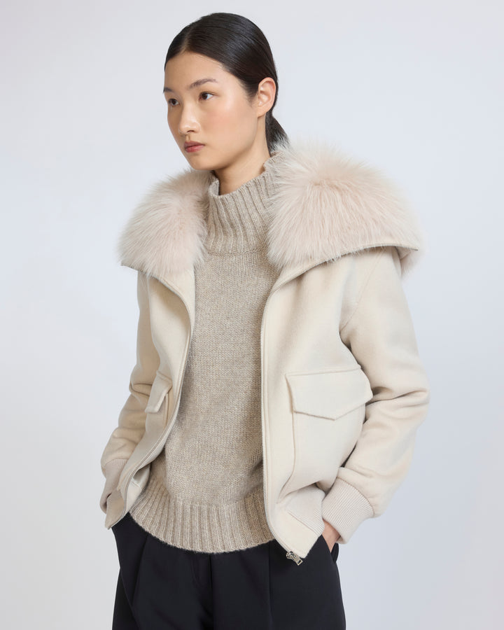 Veste courte en lainage cachemire avec col en fourrure de renard