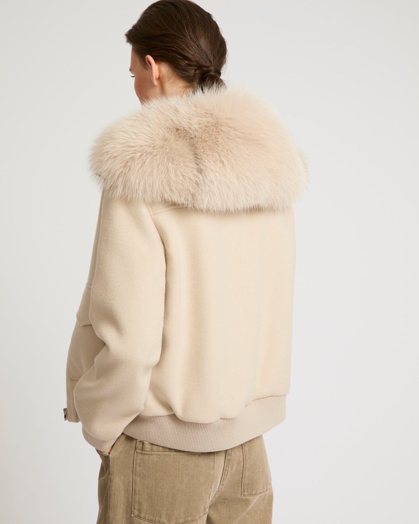 Veste courte en lainage cachemire avec col en fourrure de renard