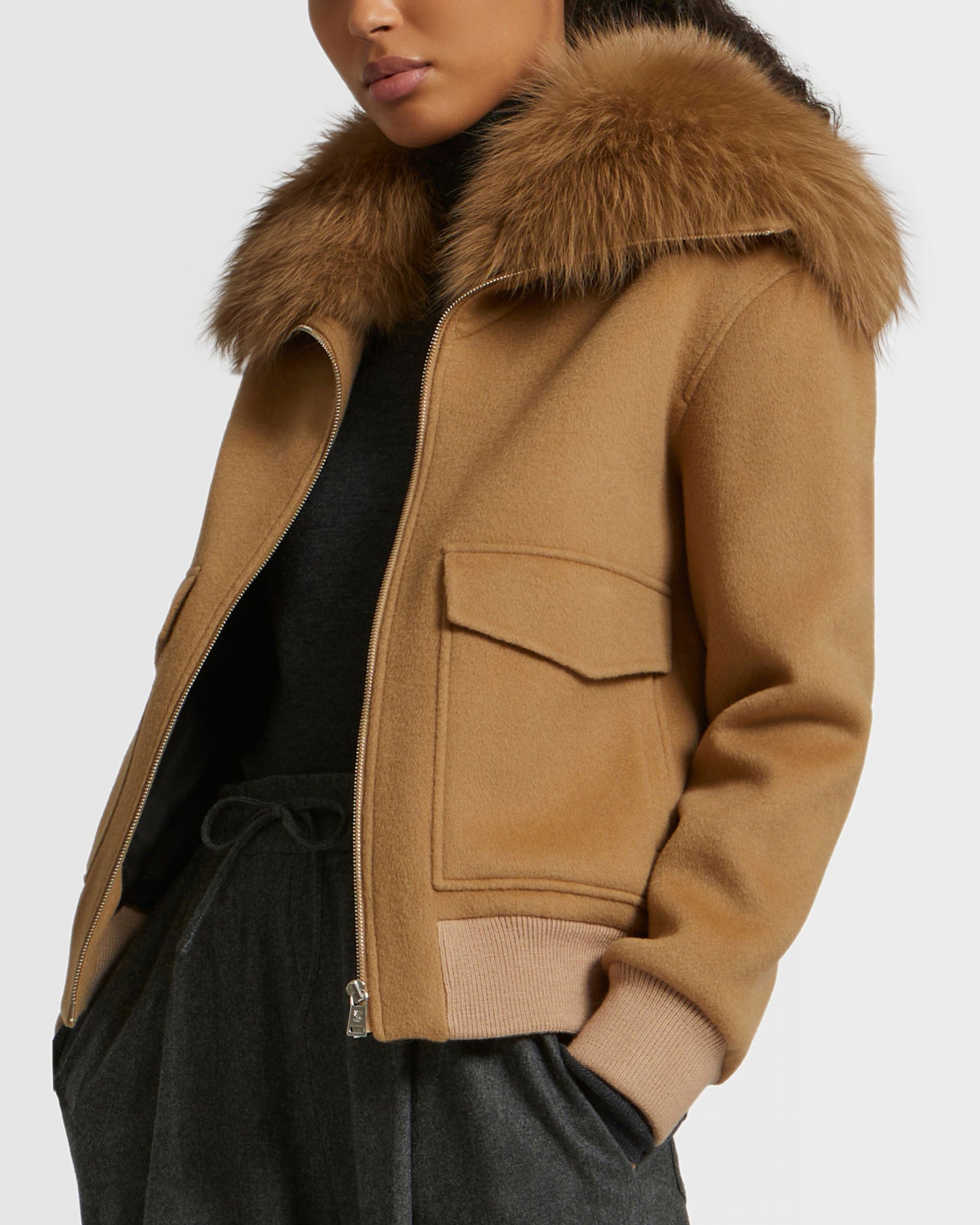 Veste courte en lainage cachemire avec col en fourrure de renard