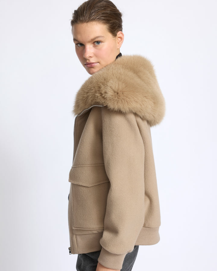 Veste courte en lainage cachemire avec col en fourrure de renard - Yves Salomon - Nouvelle collection Automne Hiver