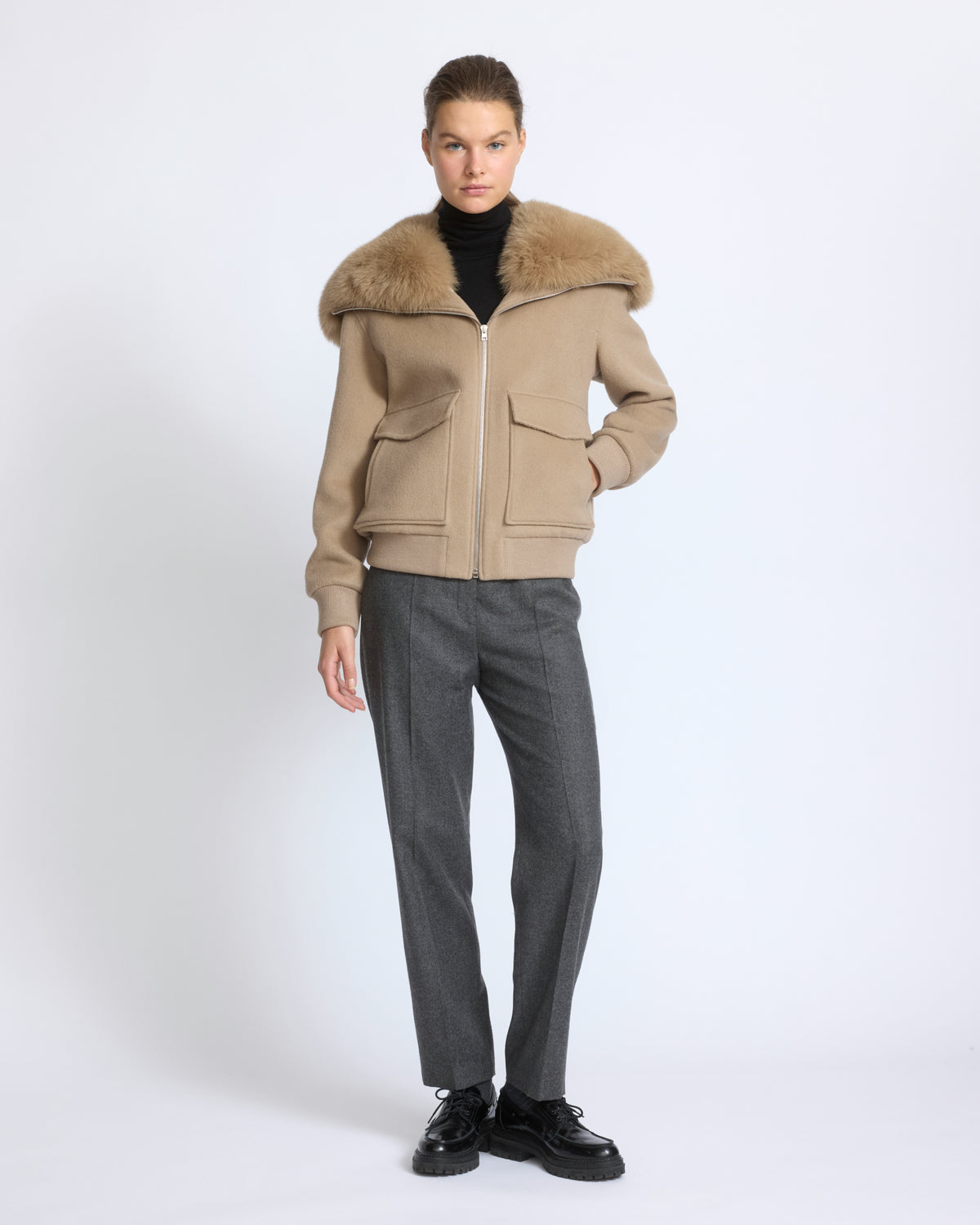 Veste courte en lainage cachemire avec col en fourrure de renard - Yves Salomon - Nouvelle collection Automne Hiver