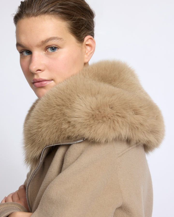 Veste courte en lainage cachemire avec col en fourrure de renard - Yves Salomon - Nouvelle collection Automne Hiver