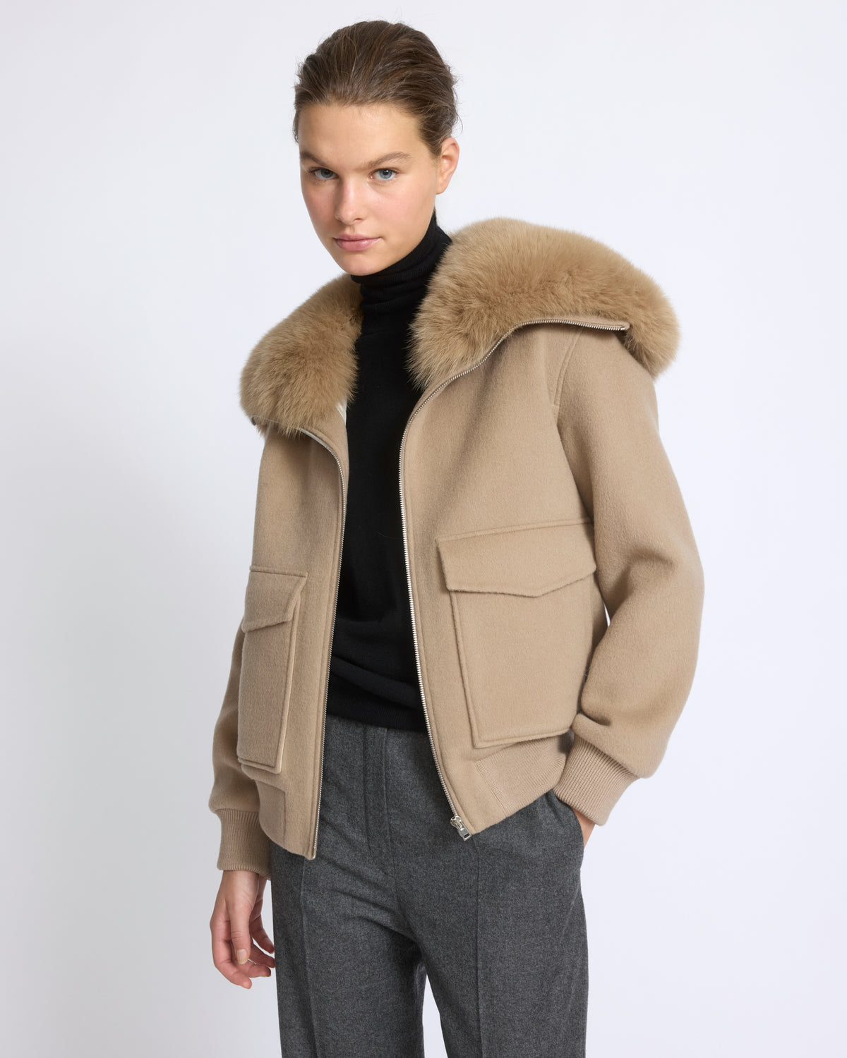 Veste courte en lainage cachemire avec col en fourrure de renard - Yves Salomon - Nouvelle collection Automne Hiver