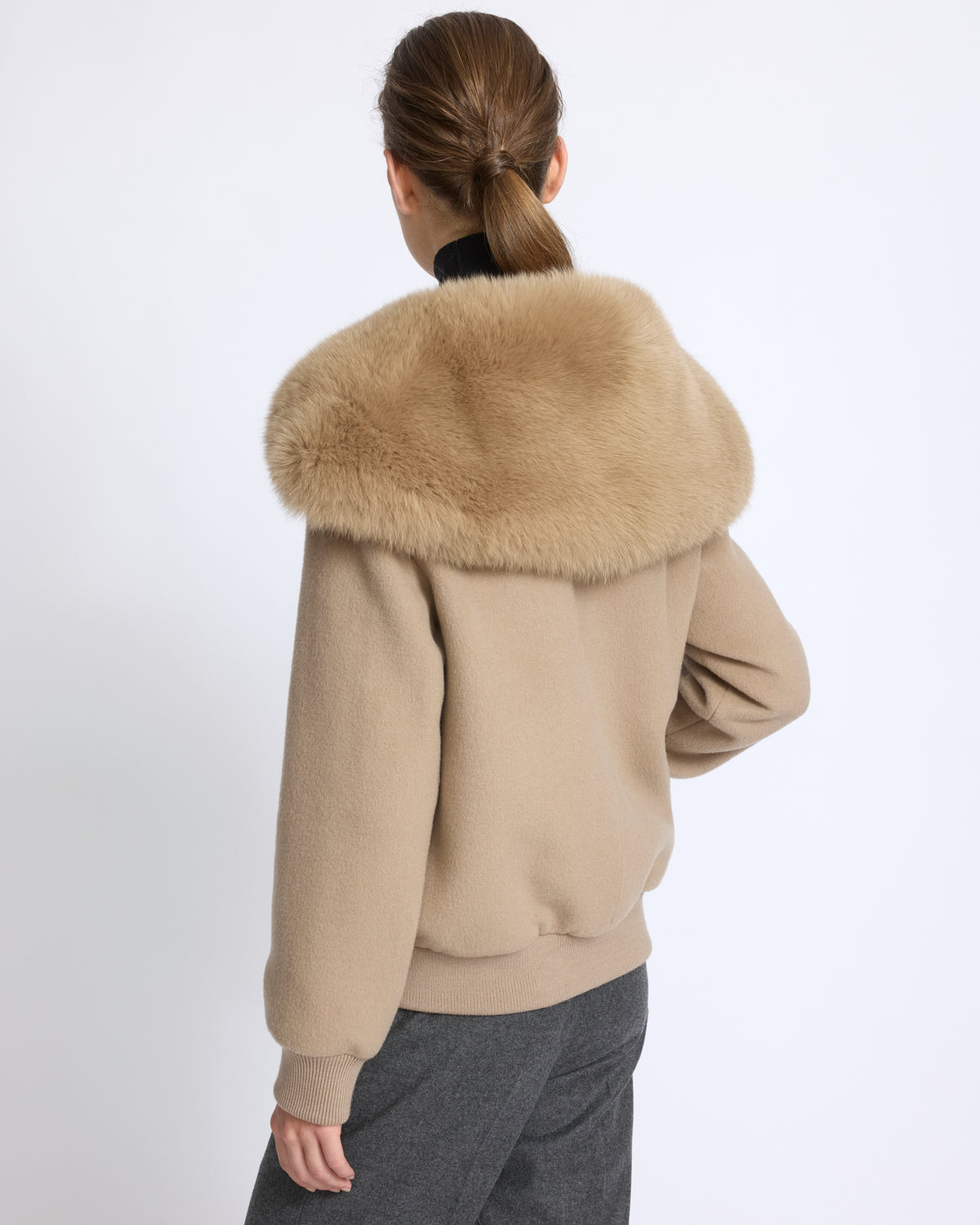 Veste courte en lainage cachemire avec col en fourrure de renard - Yves Salomon - Nouvelle collection Automne Hiver