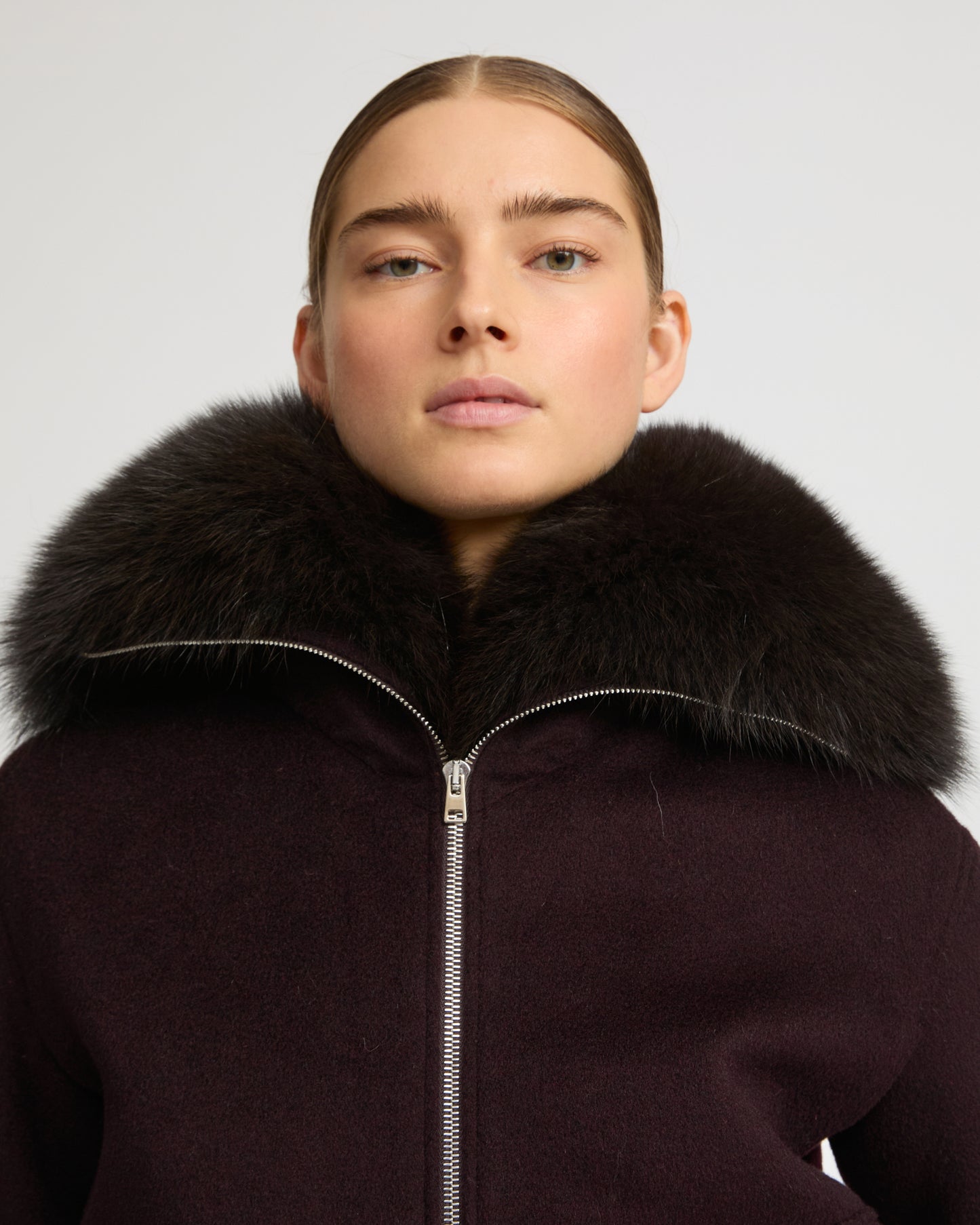 Veste courte en lainage cachemire avec col en fourrure de renard