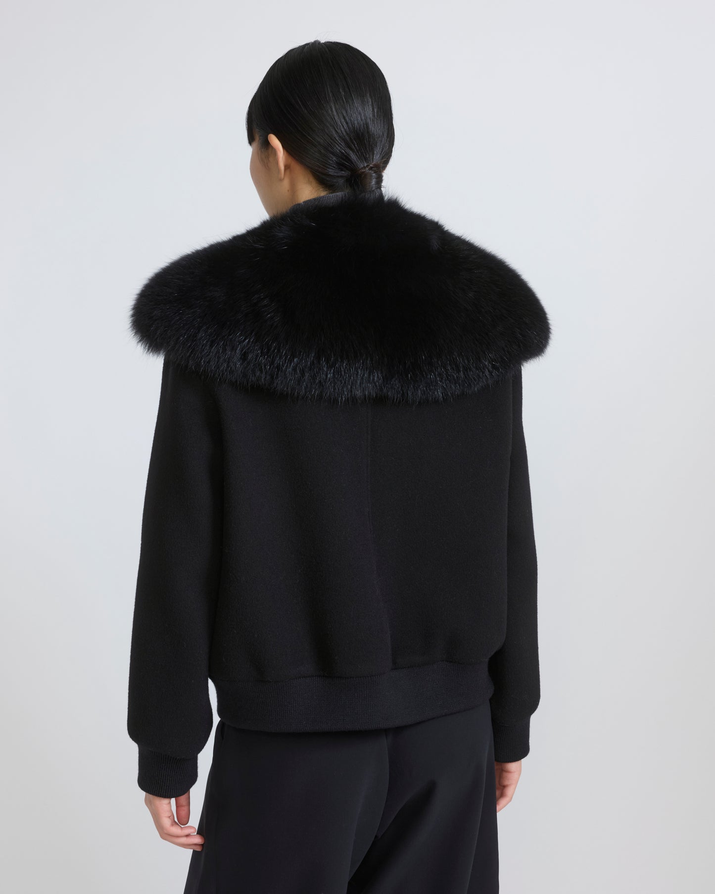 Veste courte en lainage cachemire avec col en fourrure de renard