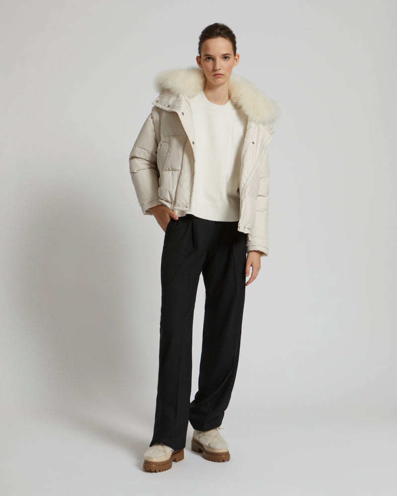 Doudoune oversize en tissu technique imperméable avec col en agneau à poils longs