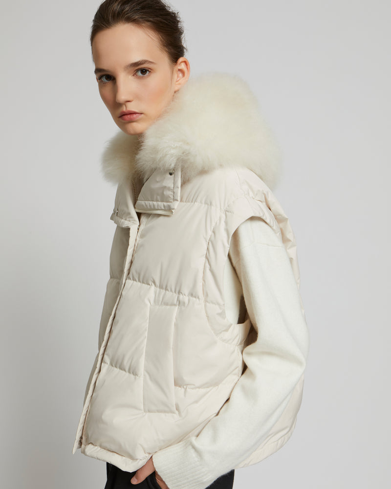 Doudoune oversize en tissu technique imperméable avec col en agneau à poils longs
