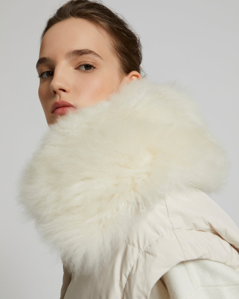Doudoune oversize en tissu technique imperméable avec col en agneau à poils longs