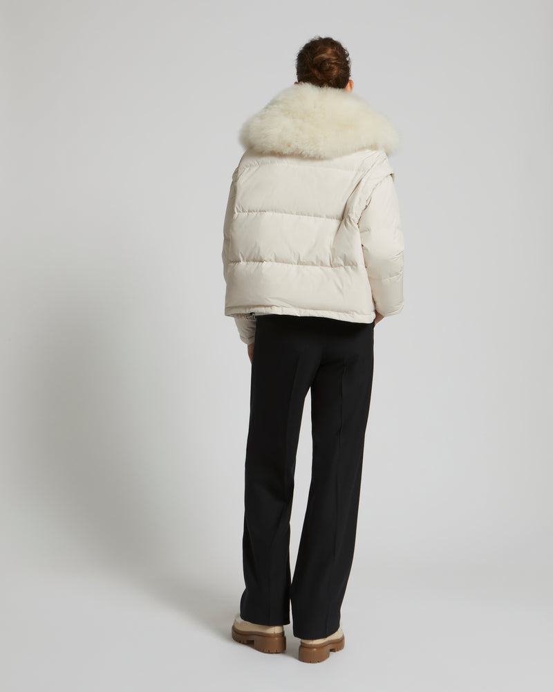 Doudoune oversize en tissu technique imperméable avec col en agneau à poils longs