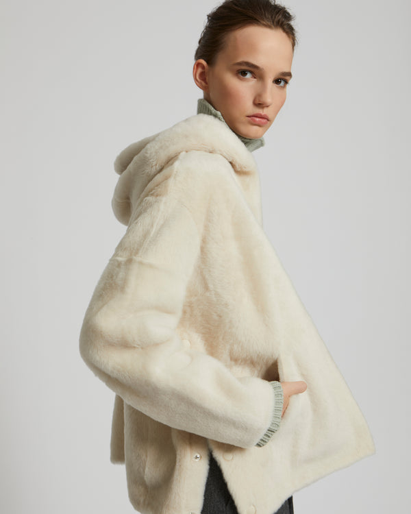 Veste à capuche en peau lainée