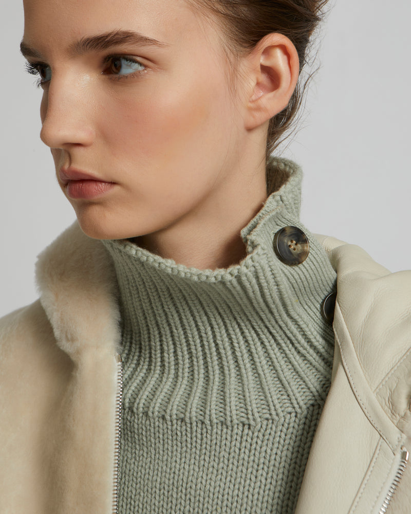 Veste à capuche en peau lainée